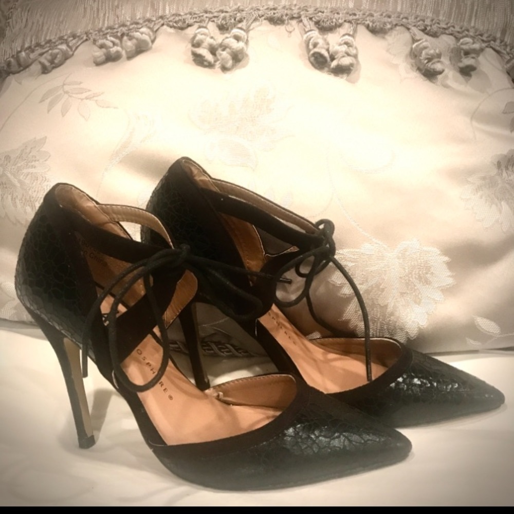 Lovely ! Black Heels 🌺 Has ankle cuffed w/ and laces 🌺 Faux Snakeskin effect !